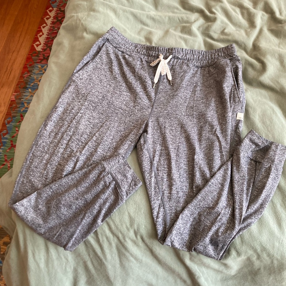 Vuori performance jogger, barely used!